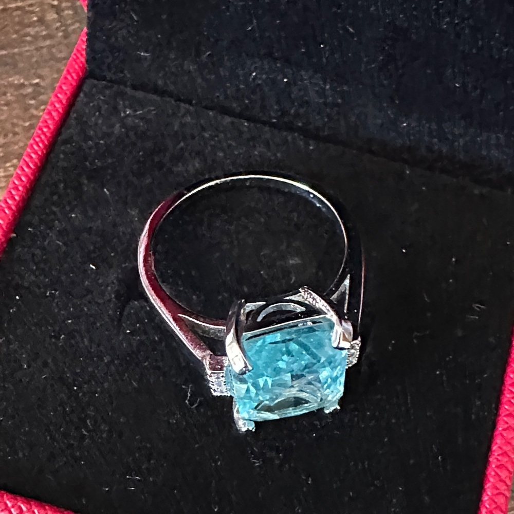 Elegant Silver and Blue Gemstone Ring - Picture 2 of 7